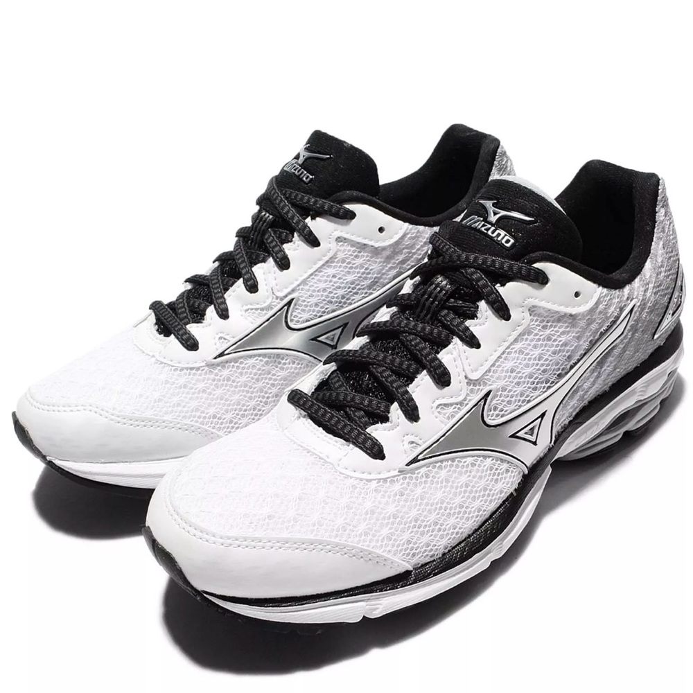Mizuno size 7.5 new in box. Only tried them on.